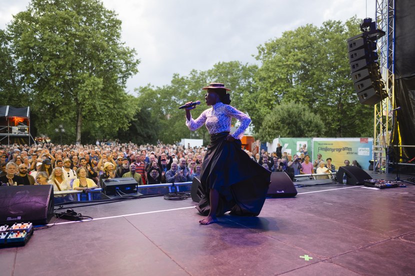 Moonlight Benjamin (HTI/ARG)